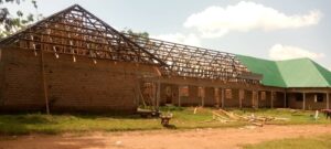 Die kirchliche AOJAK Oberschule in Ostuganda sieht sich nun auch gezwungen die Oberstufe anzubieten. Allerdings sind der Bau weiterer Klassenzimmer notwendig. In staatlichen Schulen steht dafür zumeist kein Geld zur Verfügung. 