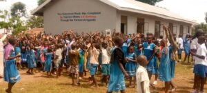 Die Kinder der Bubirabi Primarschule in Uganda freuen sich über das neue Schulgebäude